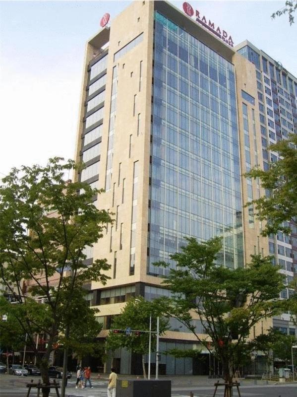 Отель Ramada Plaza By Wyndham Gwangju Кванджу Экстерьер фото
