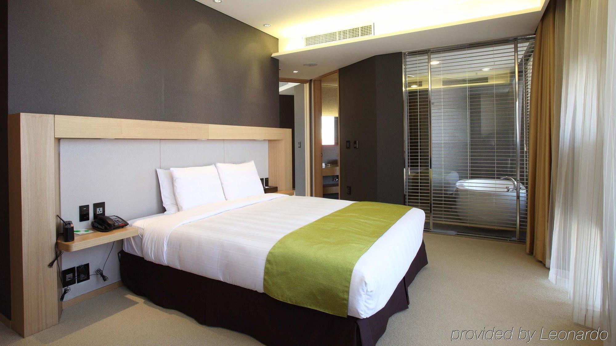 Отель Ramada Plaza By Wyndham Gwangju Кванджу Экстерьер фото