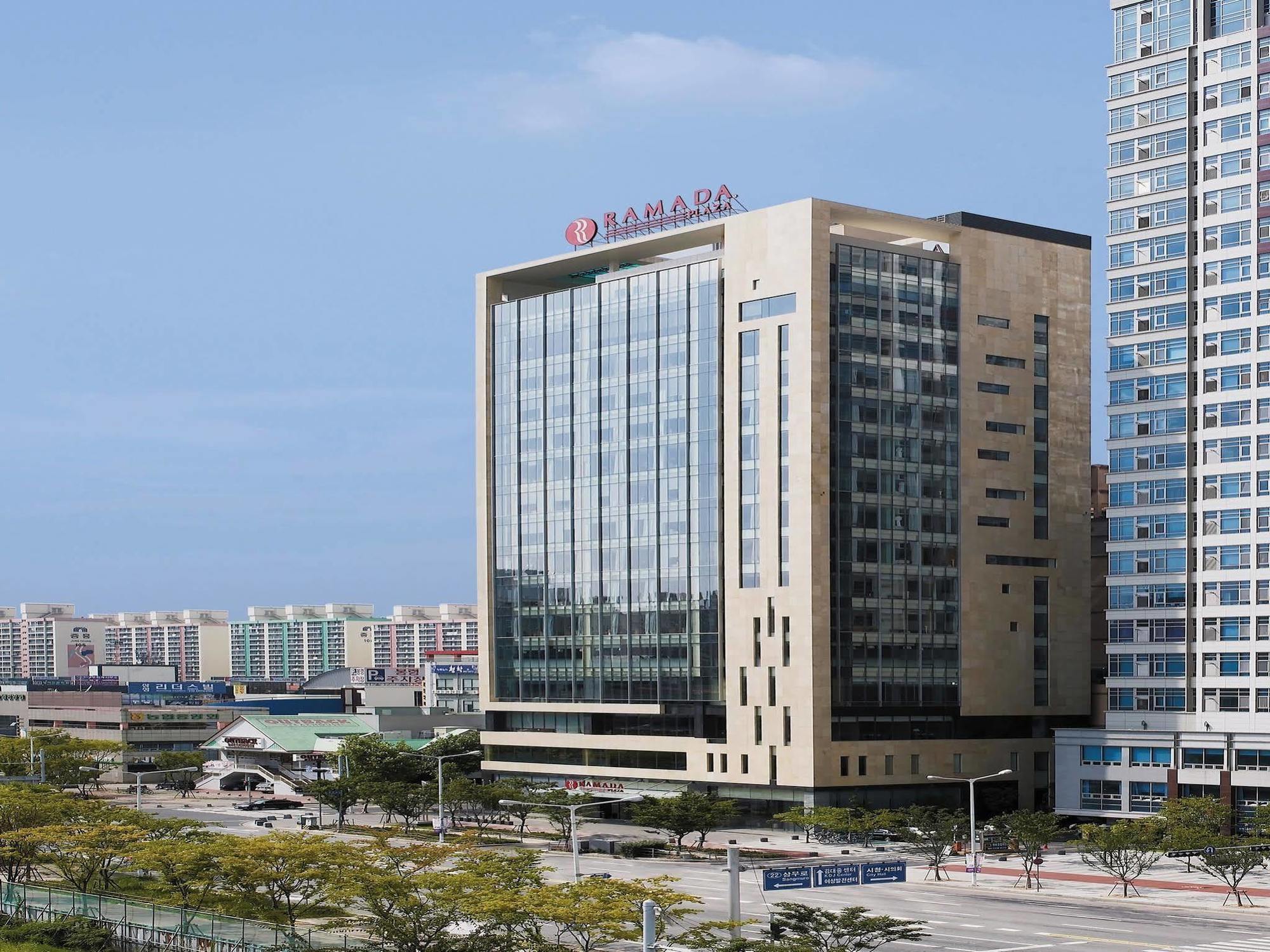 Отель Ramada Plaza By Wyndham Gwangju Кванджу Экстерьер фото