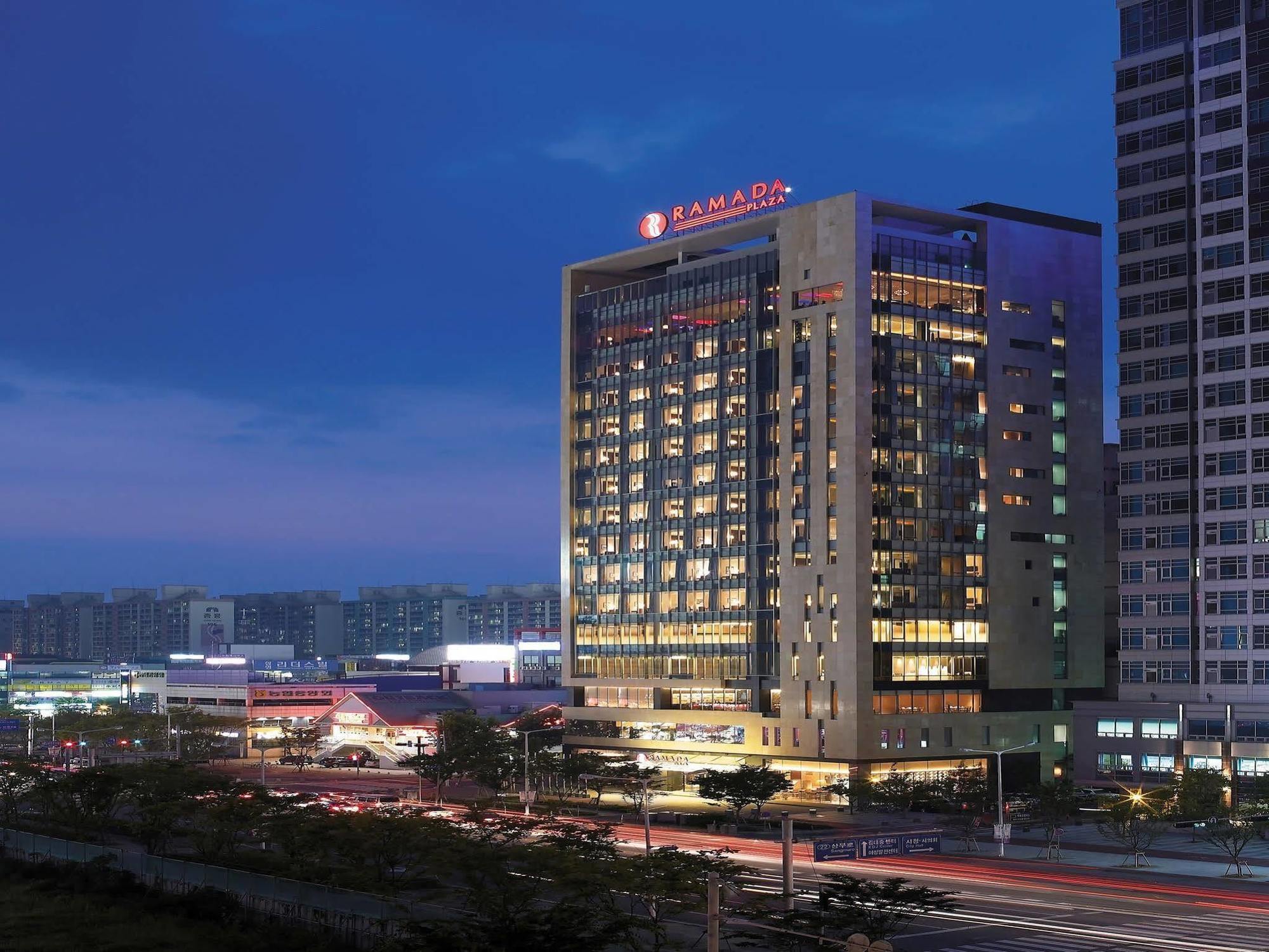Отель Ramada Plaza By Wyndham Gwangju Кванджу Экстерьер фото