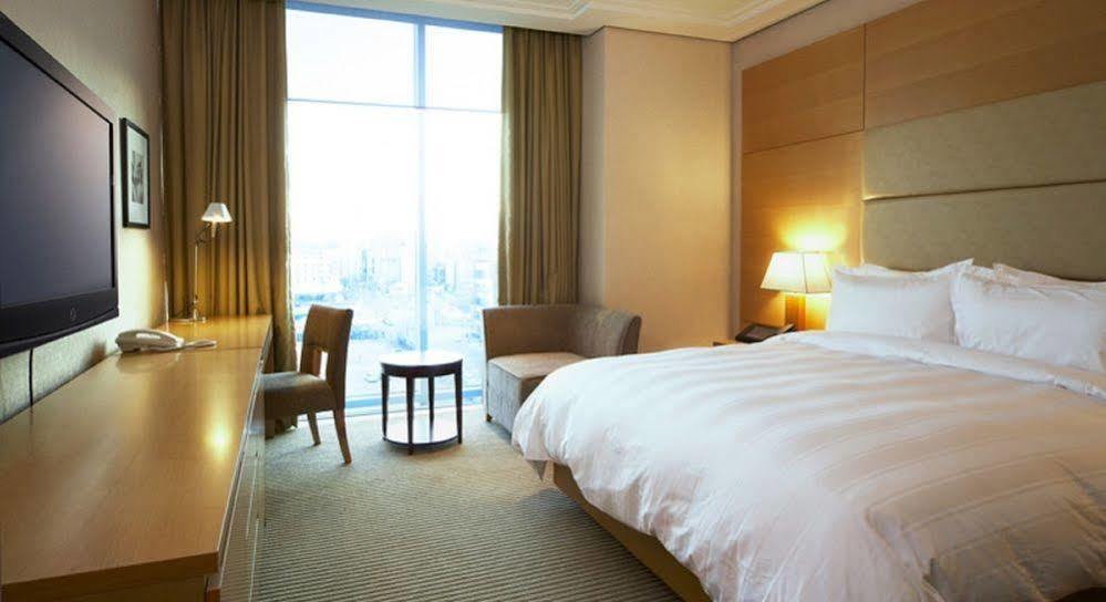 Отель Ramada Plaza By Wyndham Gwangju Кванджу Экстерьер фото